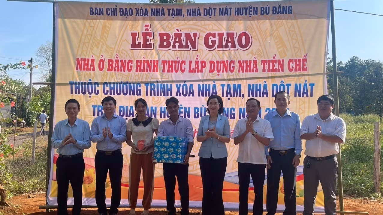 potal-binh-phuoc-day-nhanh-tien-do-xoa-nha-tam-nha-dot-nat-hoan-thanh-vao-ngay-304-7937906.jpg