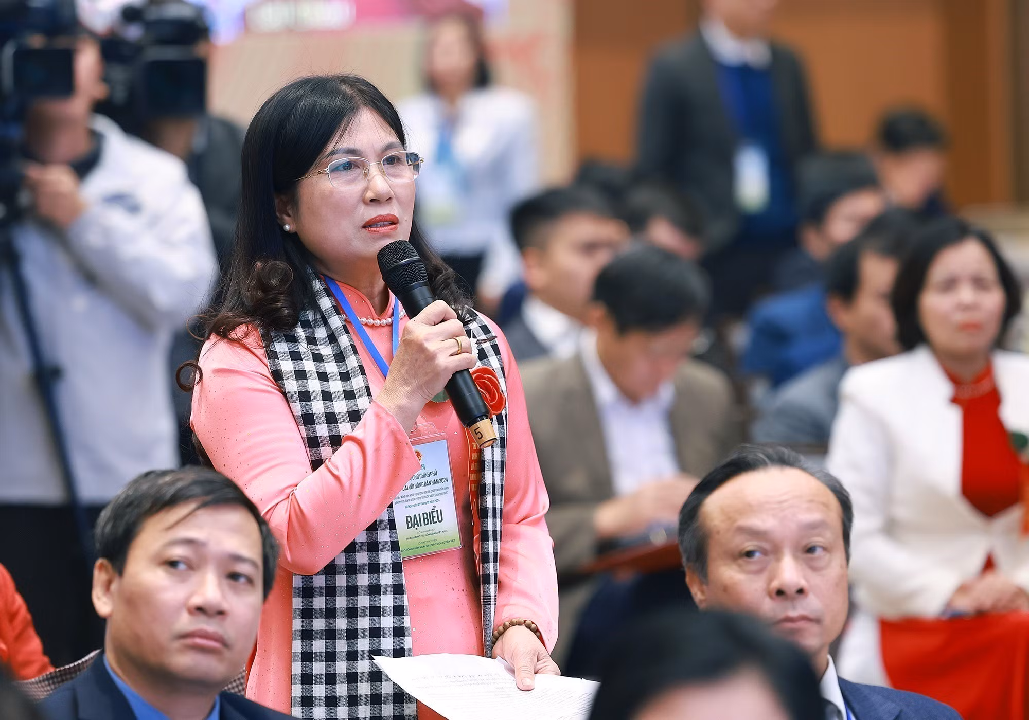 potal-thu-tuong-pham-minh-chinh-doi-thoai-voi-nong-dan-7783487.jpg