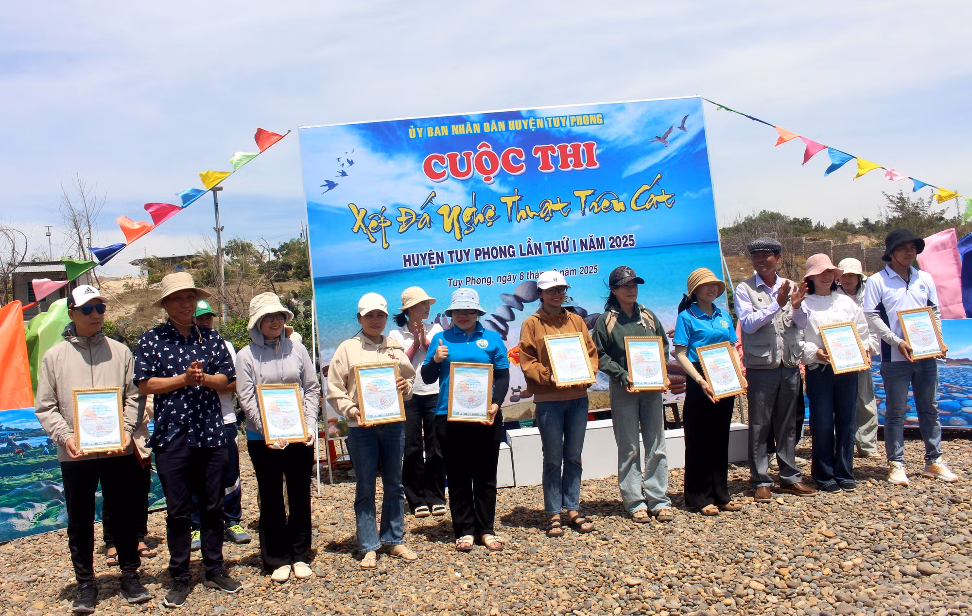 potal-cuoc-thi-xep-da-nghe-thuat-tren-cat-o-bai-da-ca-duoc-7901811.jpg