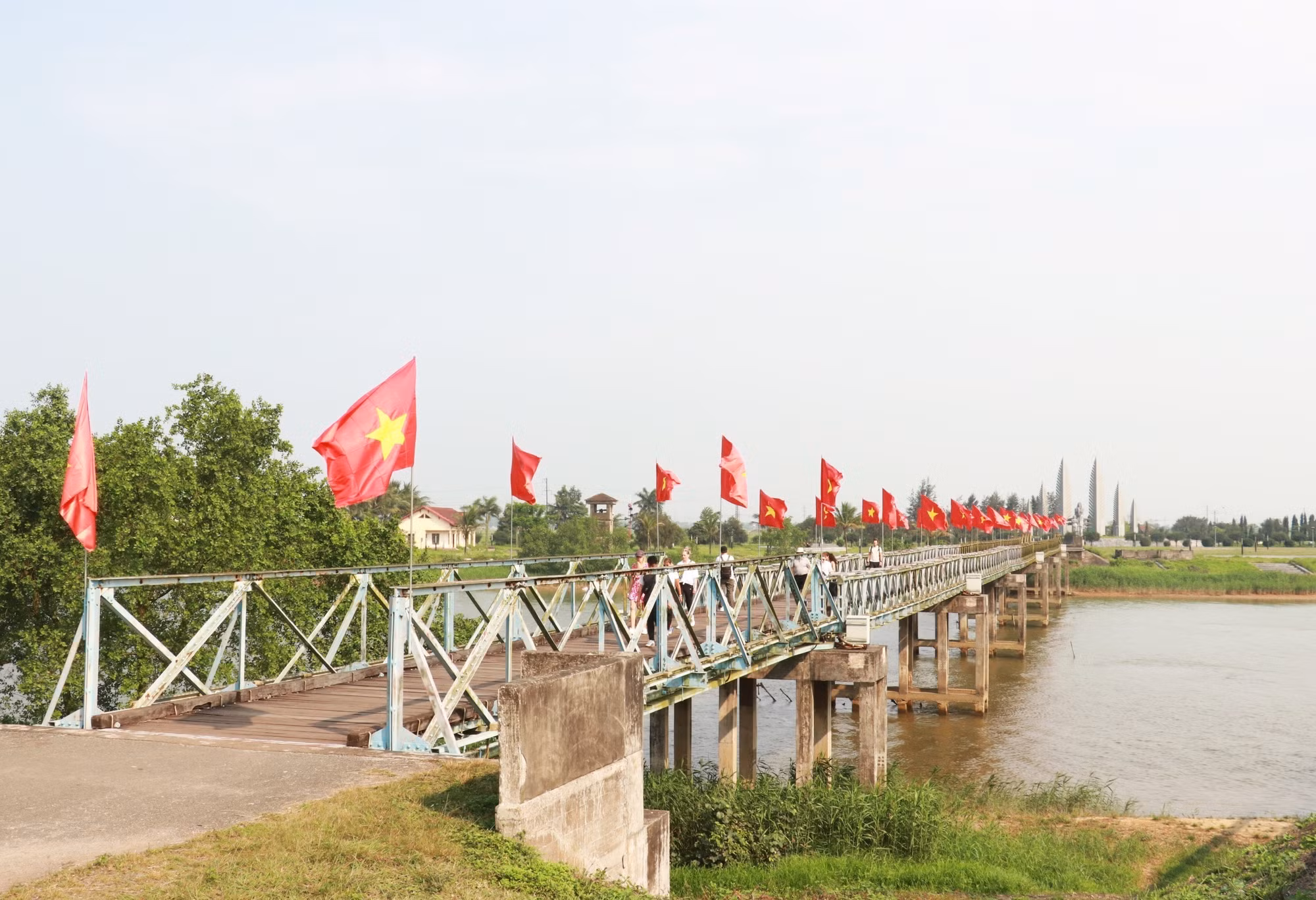 potal-cau-hien-luong-song-ben-hai-bieu-tuong-cho-khat-vong-thong-nhat-non-song-7971112.jpg