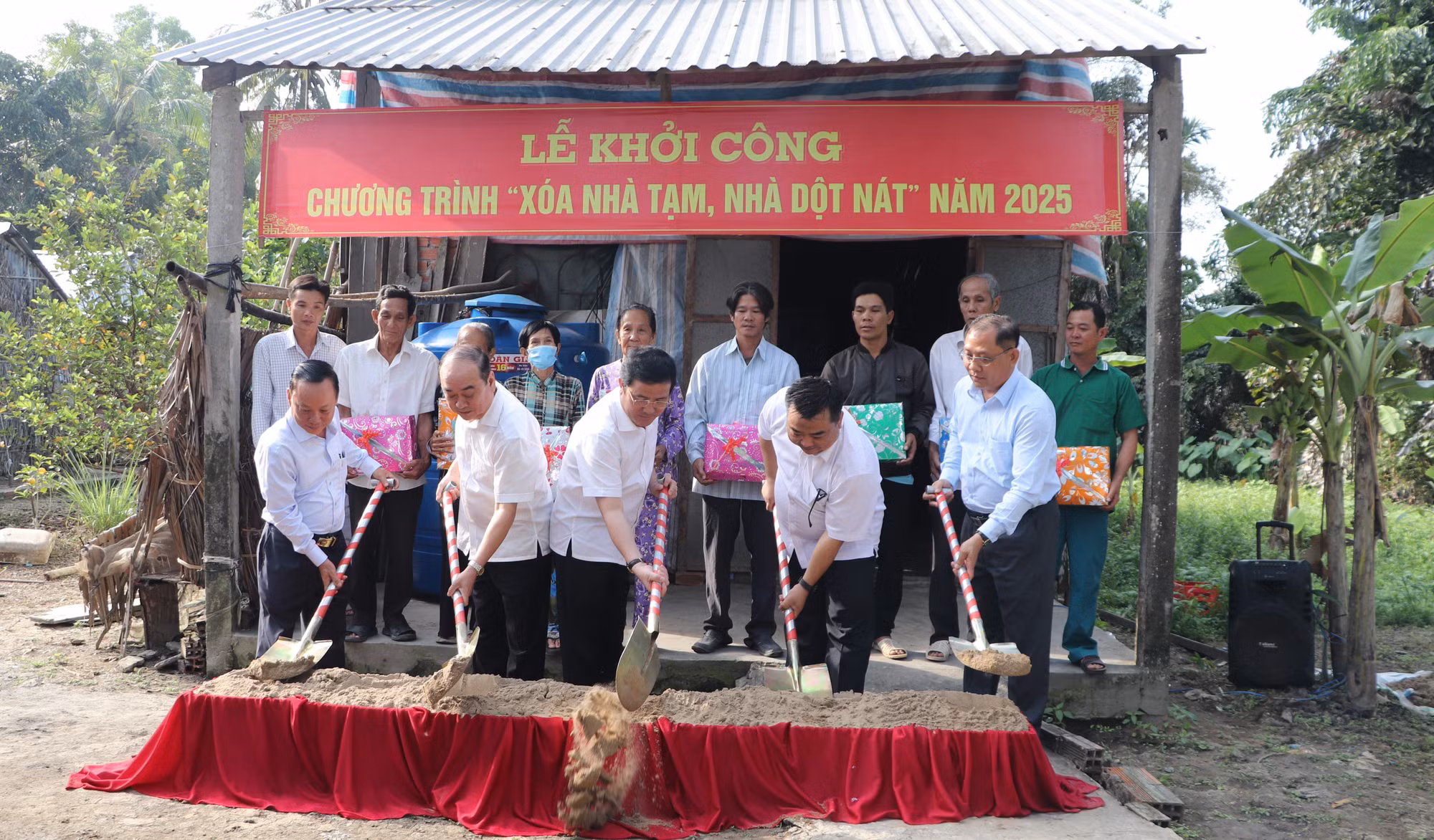 potal-hau-giang-khoi-cong-chuong-trinh-xoa-nha-tam-nha-dot-nat-7842539.jpg