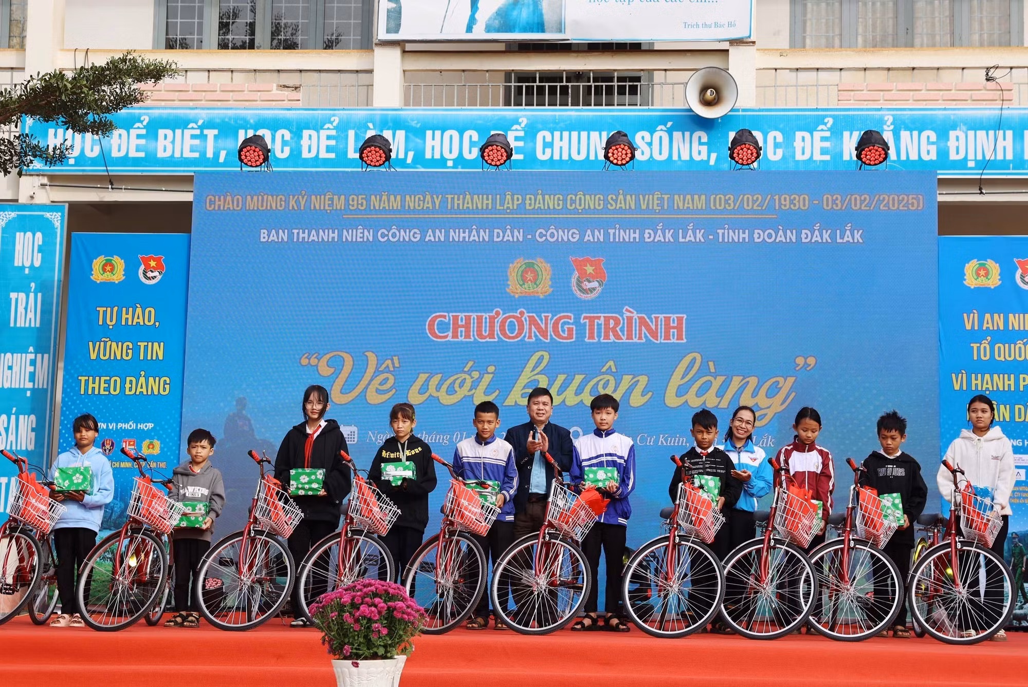 potal-dak-lak-chuong-trinh-ve-voi-buon-lang-cham-lo-ho-tro-thanh-thieu-nhi-va-nhan-dan-don-tet-nguyen-dan-at-ty-7789895.jpg