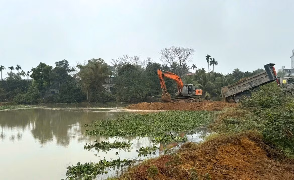 potal-thanh-hoa-khan-truong-khac-phuc-su-co-vo-bo-kenh-song-mo-7843614.jpg
