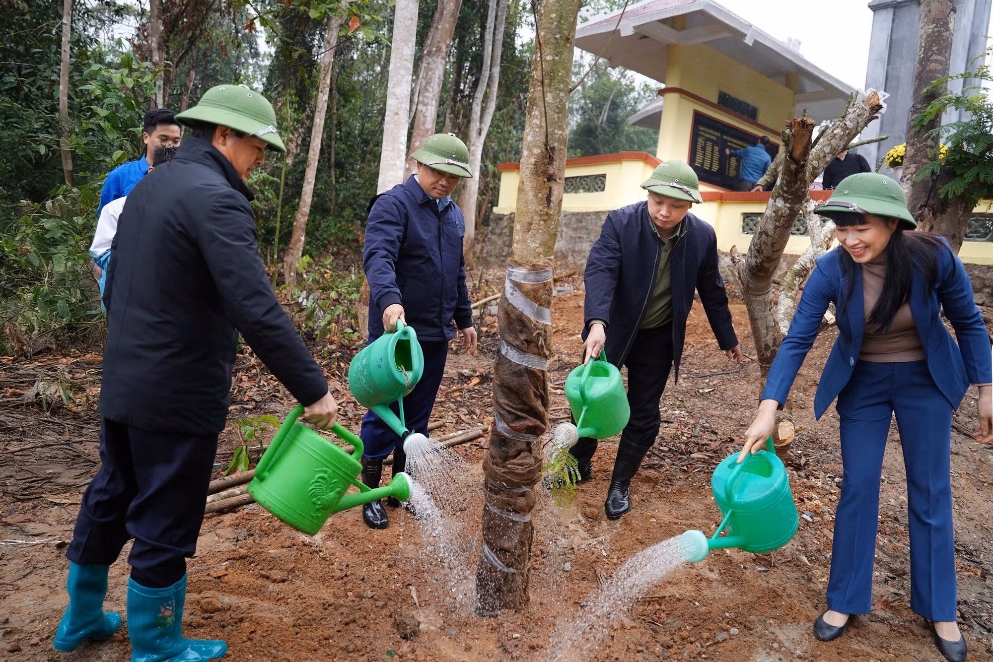 Các đại biểu tham gia trồng cây tại chương trình. Ảnh: TTXVN phát