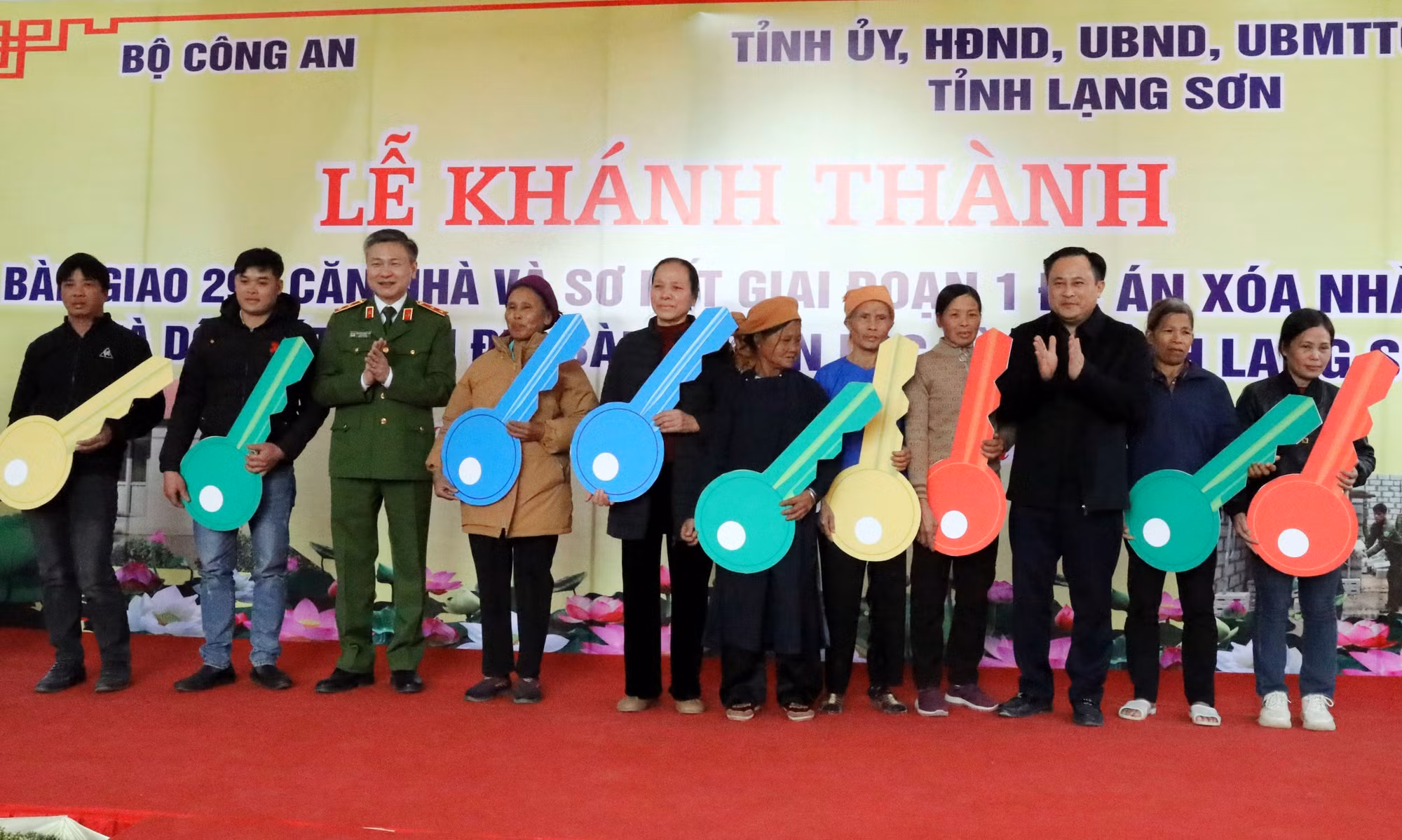 potal-lang-son-ban-giao-292-ngoi-nha-moi-cho-nguoi-dan-huyen-bien-gioi-7811003.jpg