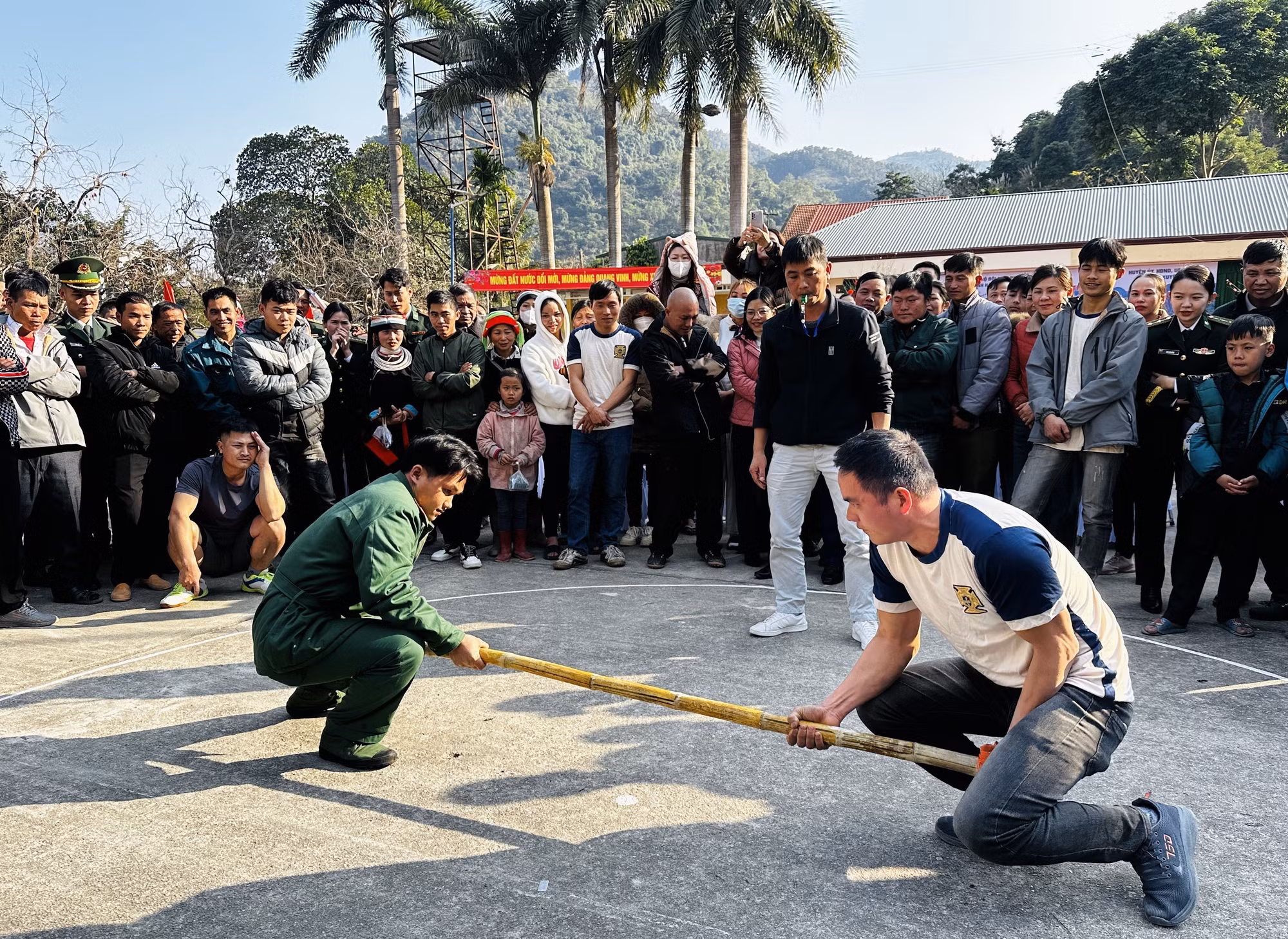 potal-am-ap-chuong-trinh-xuan-bien-phong-am-long-dan-ban-nam-2025-7801771.jpg