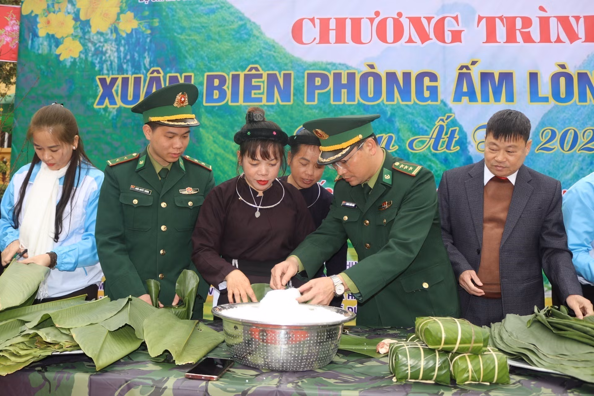 Gói bánh chưng tặng Bộ đội Biên phòng Cửa khẩu Lý Vạn. Ảnh: Chu Hiệu-TTXVN