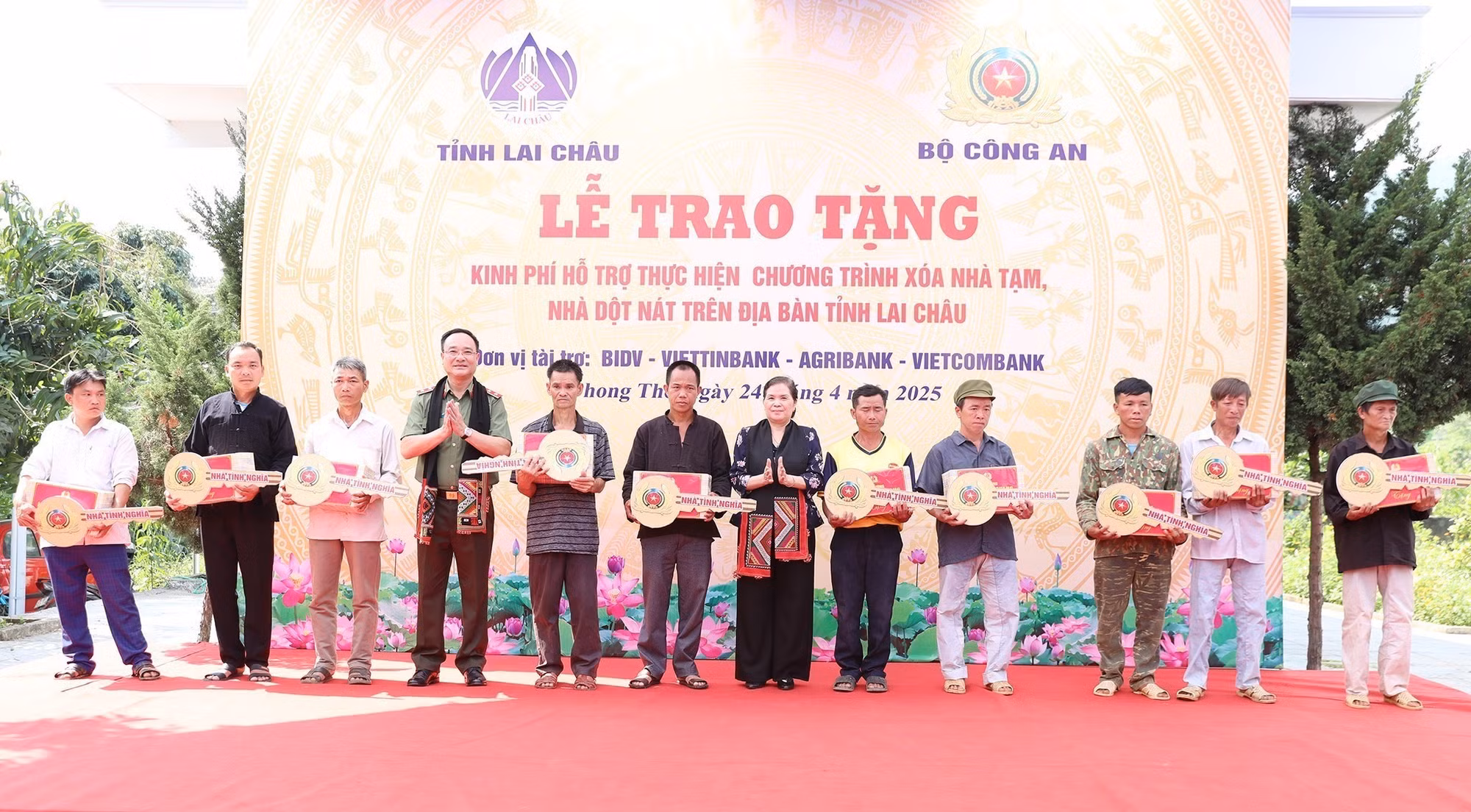 potal-bo-cong-an-trao-66-ty-dong-ho-tro-tinh-lai-chau-xoa-nha-tam-nha-dot-nat-7993299.jpg