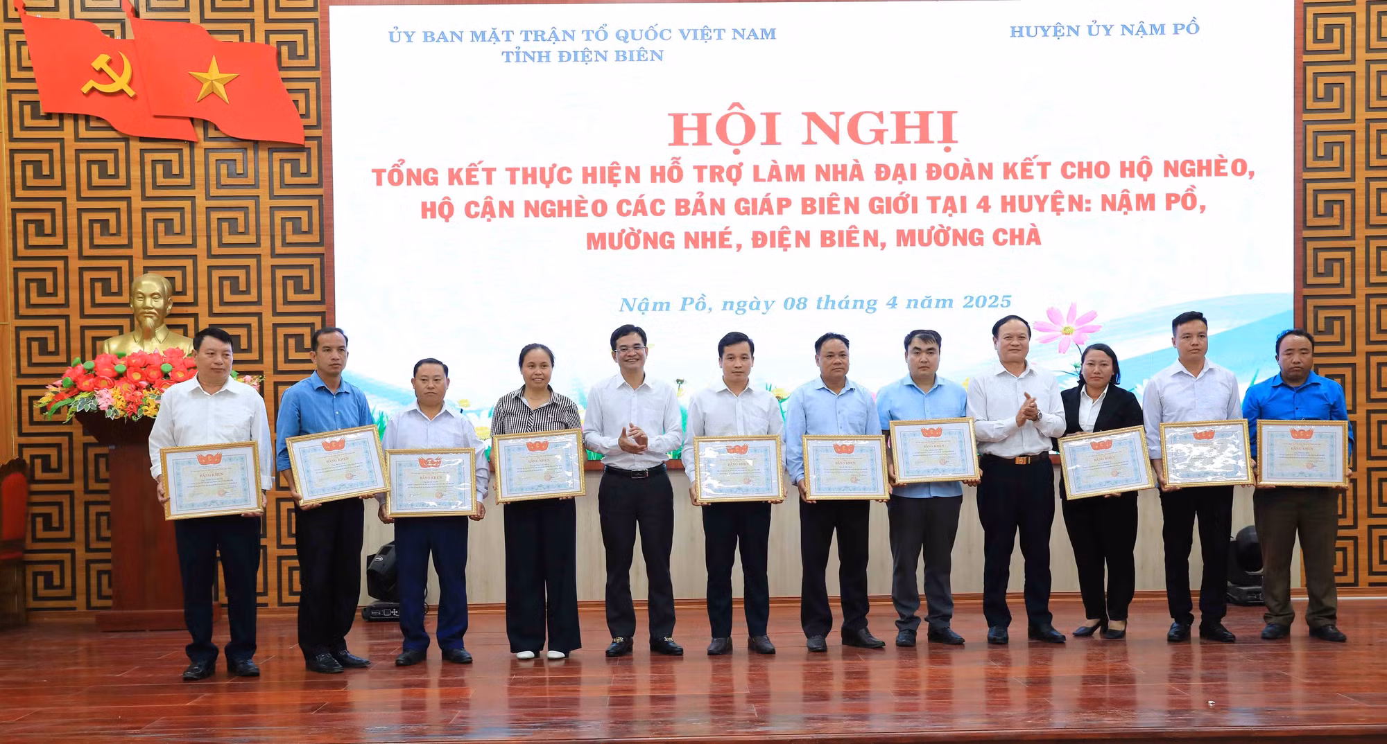 Lãnh đạo Ủy ban MTTQ Việt Nam tỉnh Điện Biên và lãnh đạo huyện Nậm Pồ tặng Bằng khen cho các cá nhân có thành tích xuất sắc. Ảnh: Trung Kiên - TTXVN