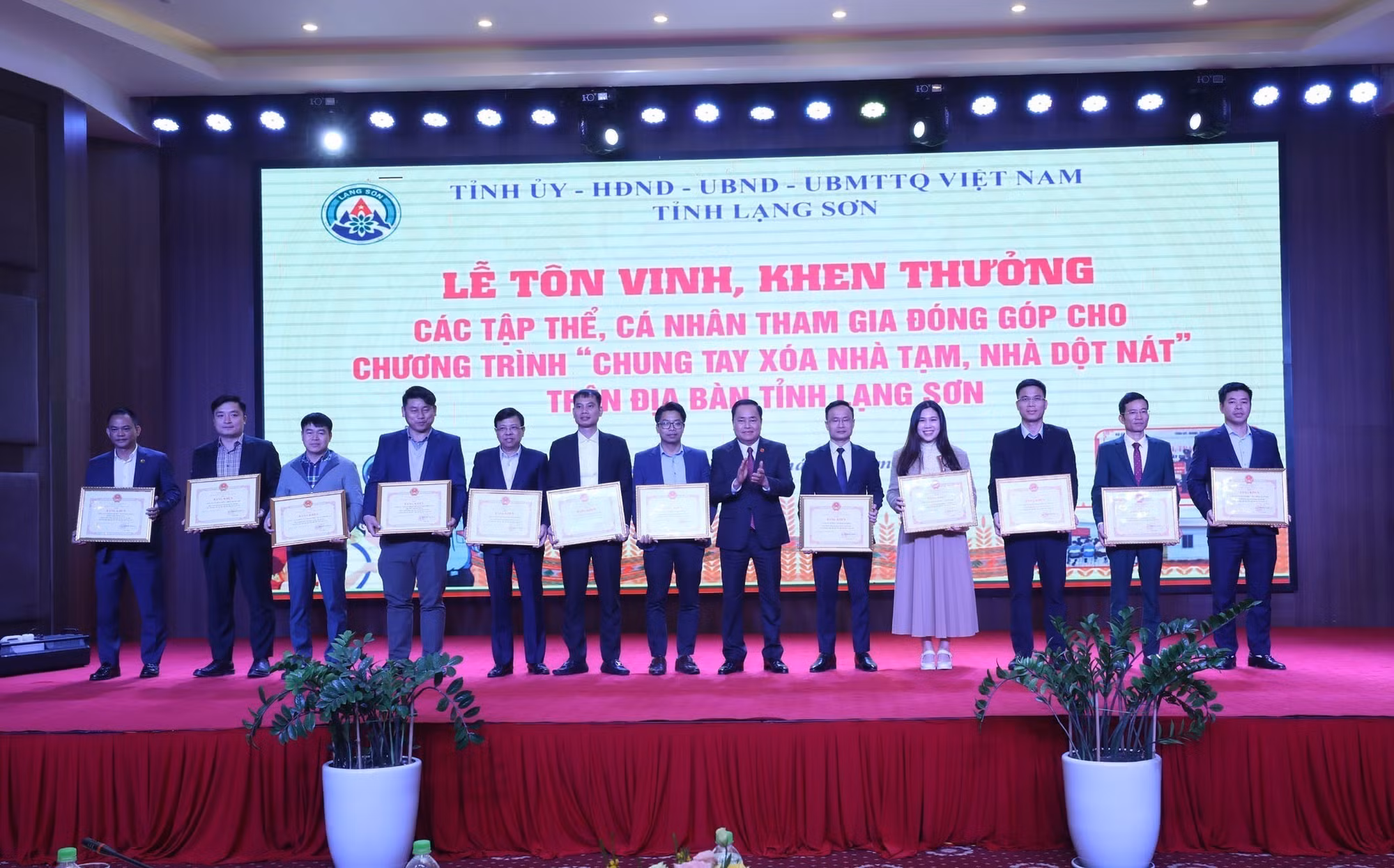 potal-lang-son-ton-vinh-tap-the-ca-nhan-dong-gop-cho-chuong-trinh-chung-tay-xoa-nha-tam-nha-dot-nat-7917802.jpg