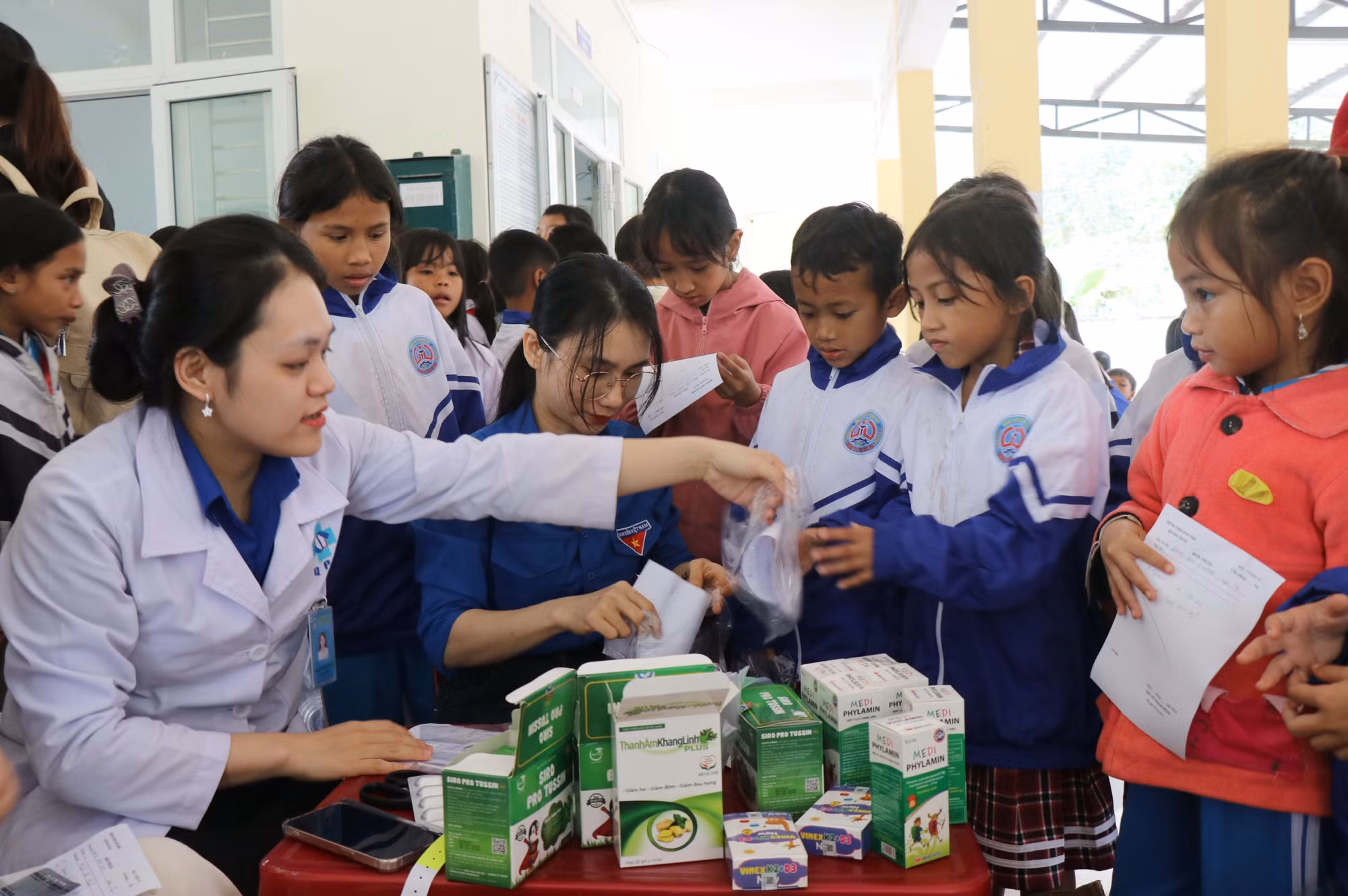 potal-cham-lo-tet-cho-tre-em-ngheo-nguoi-neo-don-mien-nui-quang-ngai-7798773.jpg