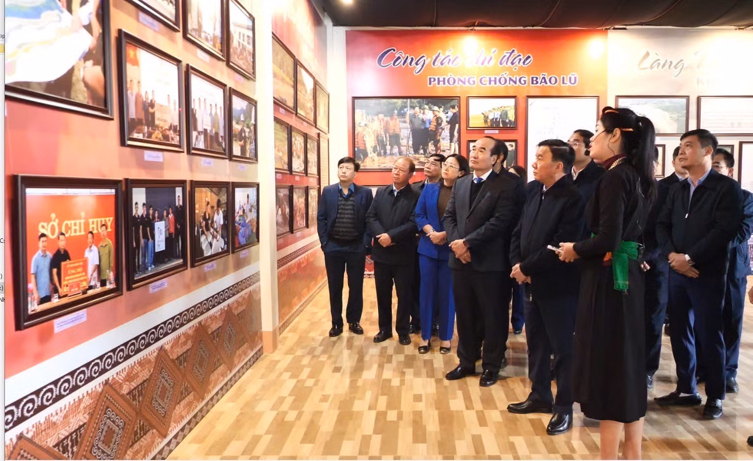 potal-dong-chi-tran-cam-tu-tham-tang-qua-tet-nguoi-dan-o-lang-nu-lao-cai-7810988.jpg