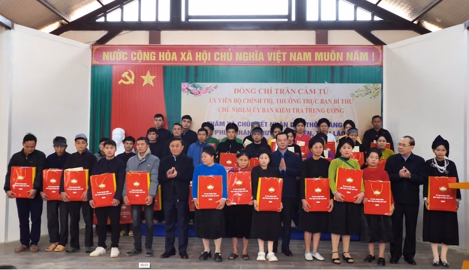 potal-dong-chi-tran-cam-tu-tham-tang-qua-tet-nguoi-dan-o-lang-nu-lao-cai-7810983.jpg