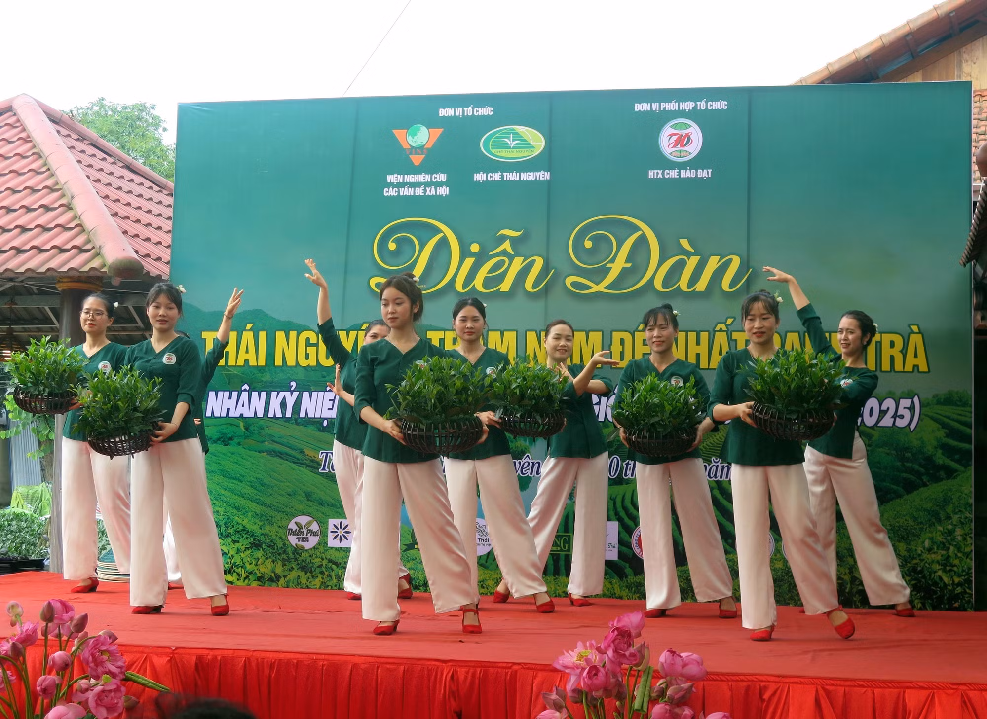 Biểu diễn văn nghệ tại chương trình.
