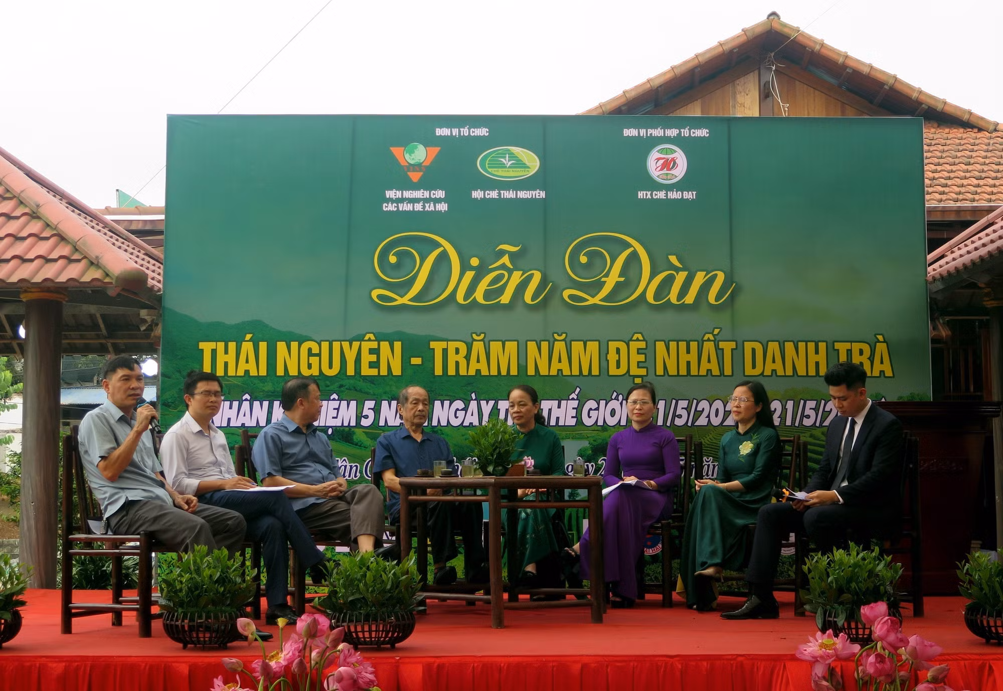 Các đại biểu thảo luận tại diễn đàn.