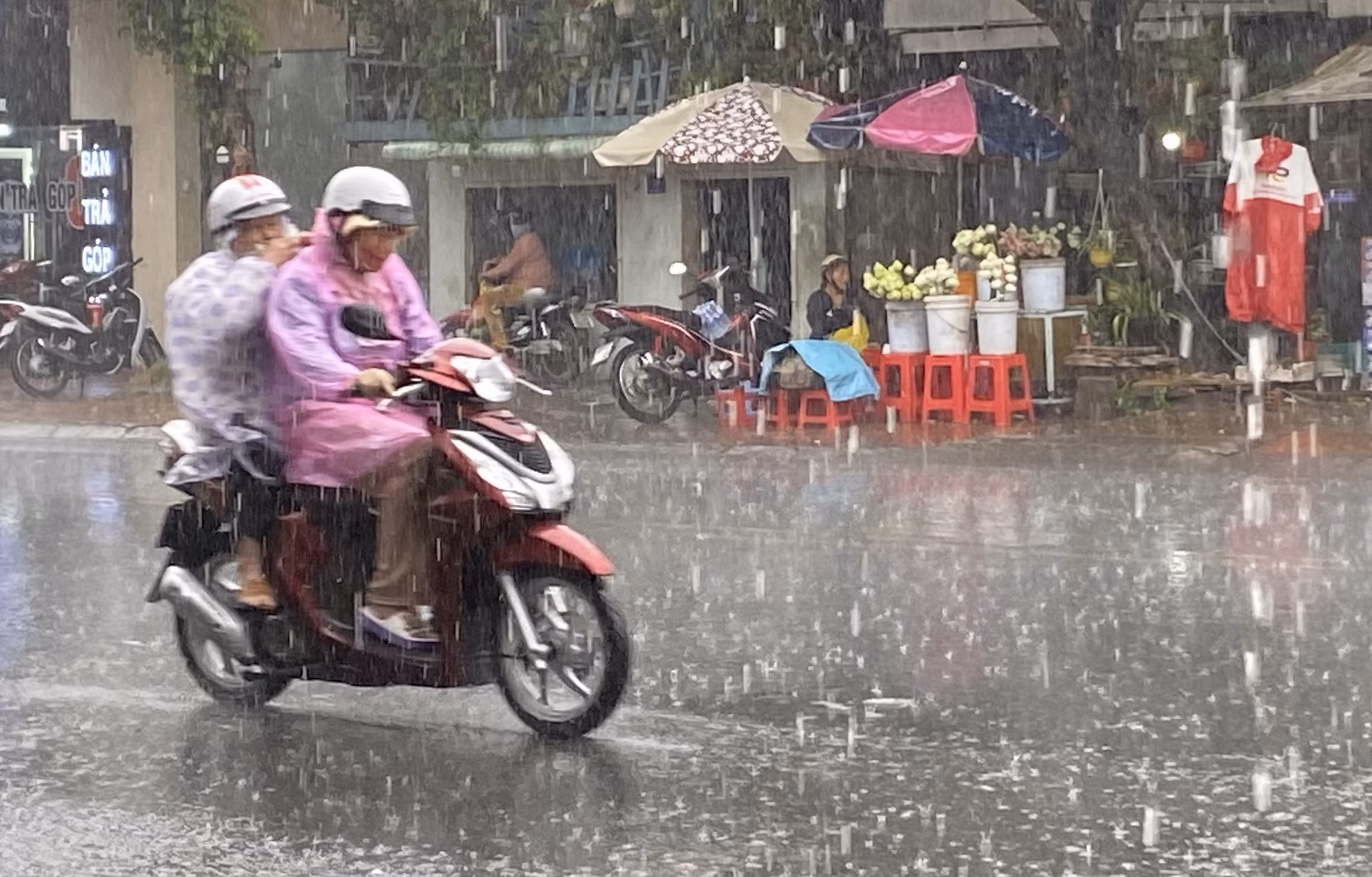 potal-an-giang-lien-tiep-xuat-hien-mua-trai-mua-do-anh-huong-ap-thap-7867112.jpg