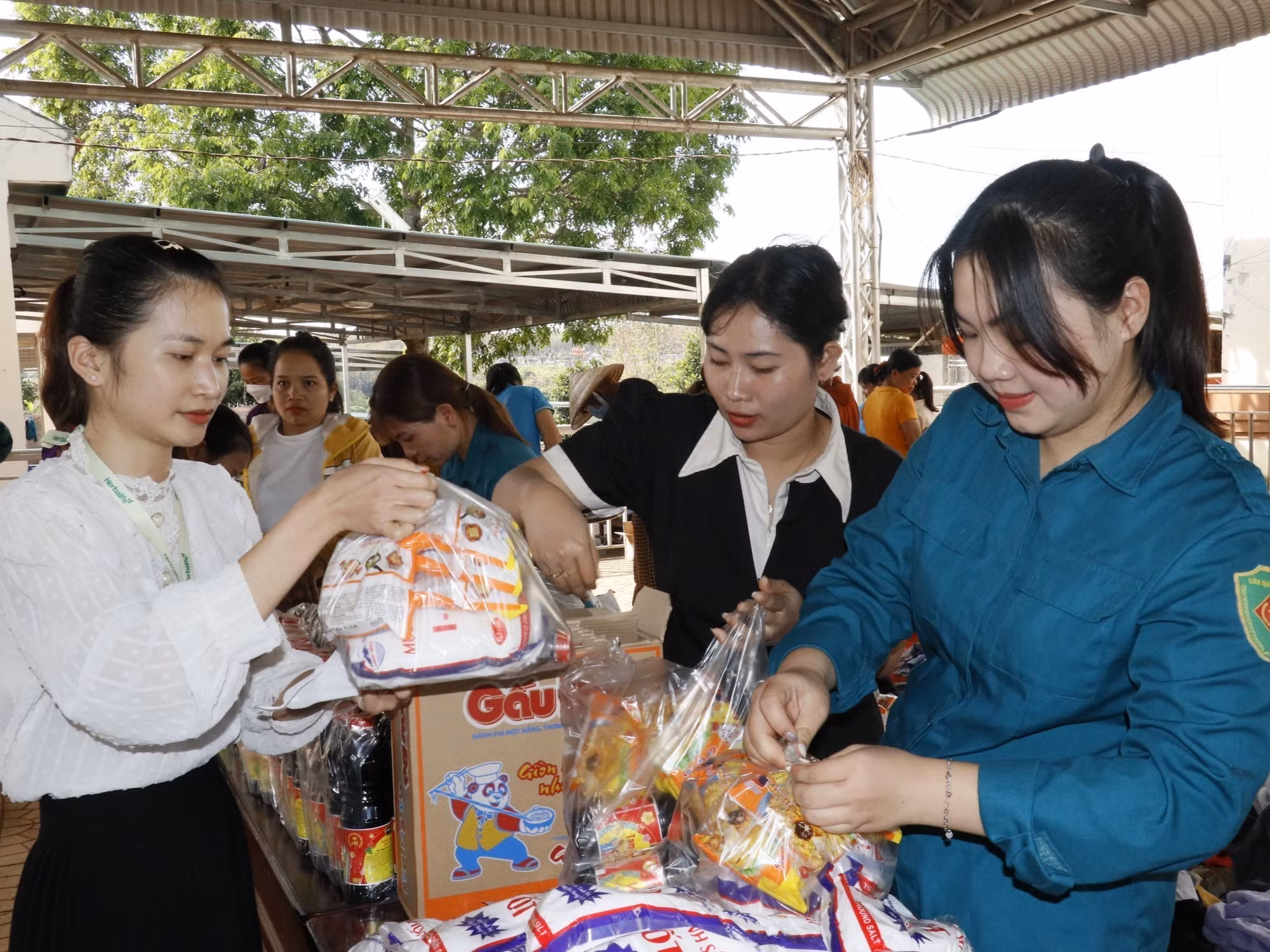 Gói bánh Tết cổ truyền cho người dân vui xuân. Ảnh: K GỬIH -TTXVN