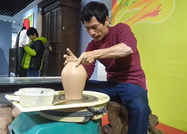 Đôi “bàn tay vàng” của nghệ nhân khiếm thính ảnh 1