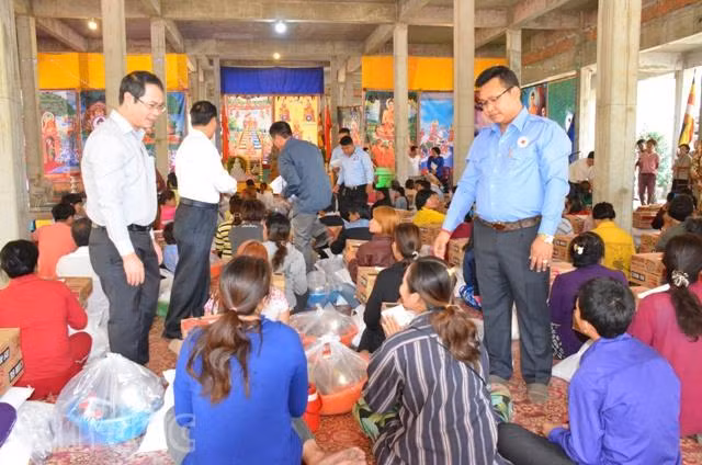 Cứu trợ bà con người Việt và người Campuchia bị hỏa hoạn ảnh 1