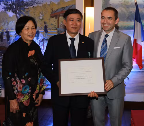 Nguyên Giám đốc Thư viện quốc gia nhận Huân chương Văn học Pháp ảnh 2