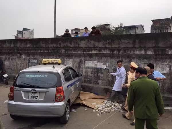 Taxi "điên" tông thương vong hai bà cháu ảnh 1