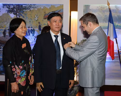 Nguyên Giám đốc Thư viện quốc gia nhận Huân chương Văn học Pháp ảnh 1