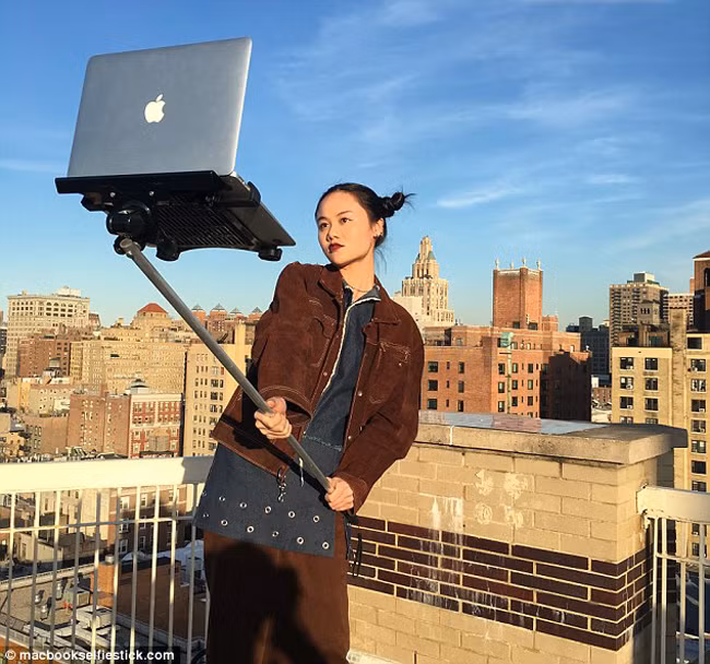 Trào lưu gậy tự sướng MacBook đang lên? ảnh 1