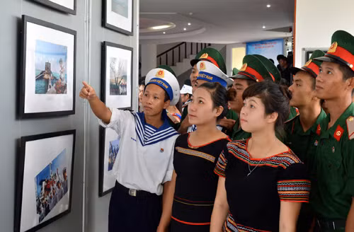 Đại gia đình các dân tộc Việt Nam với sự nghiệp xây dựng và bảo vệ Tổ quốc ảnh 1