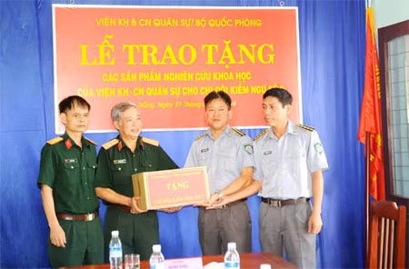 Tặng khẩu phần ăn dạng tuýp cho kiểm ngư Việt Nam ảnh 1