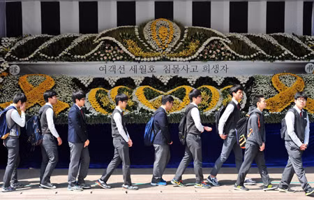Hiệu trưởng bị đình chỉ công tác sau vụ đắm phà Sewol ảnh 1