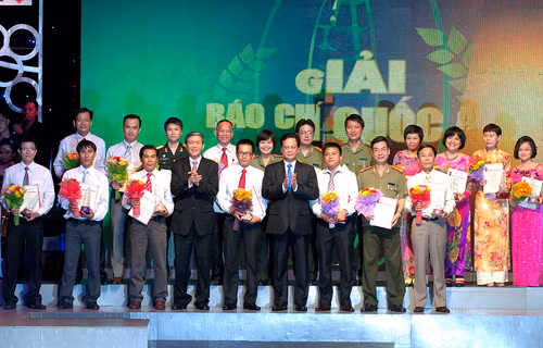 Vinh danh những tác phẩm báo chí xuất sắc năm 2013 ảnh 1