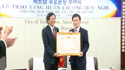 Trao Huân chương Hữu nghị cho Thị trưởng Busan, Hàn Quốc ảnh 1