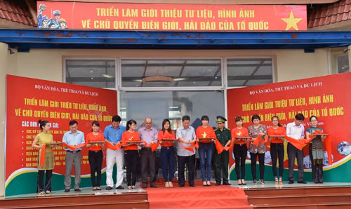 Đại gia đình các dân tộc Việt Nam với sự nghiệp xây dựng và bảo vệ Tổ quốc ảnh 5