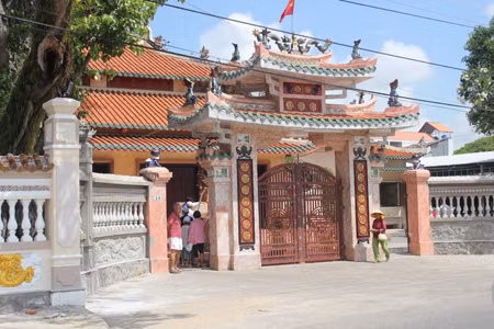 Đền thờ Nguyễn Trung Trực hút du lịch ảnh 1