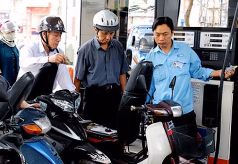 Giá xăng tăng thêm 1.430 đồng/lít ảnh 1