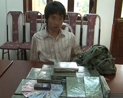 Bắt đối tượng vận chuyển 32 bánh heroin ảnh 1