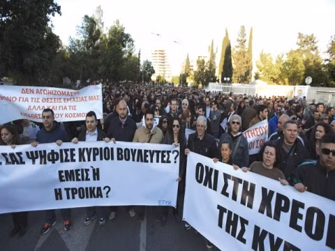 Nhân viên ngân hàng Cyprus biểu tình ảnh 1