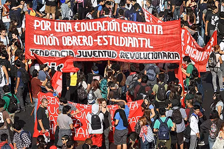 Sinh viên Chile biểu tình đòi cải cách giáo dục ảnh 1