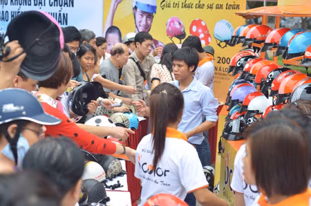 Đổi mũ bảo hiểm đạt chuẩn cho người dân ảnh 1