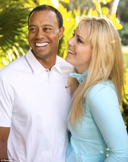 Bạn gái Tiger Woods nhái cảnh ‘vắt chân’ trong Bản năng gốc ảnh 6